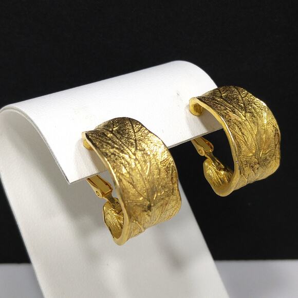 Vintage Goldette Gold Leaf Hoop Earrings 1960s Clip Screw Back Signed - Picture 5 of 10